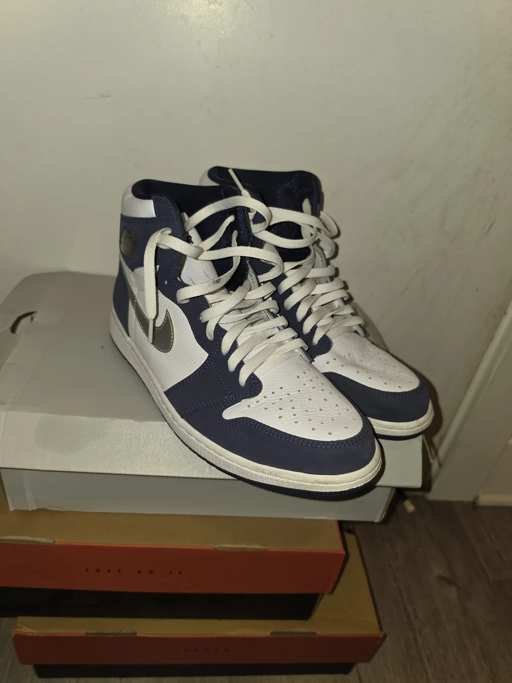 Men's High-Top Jordan 1 Midnight Navy Blues.